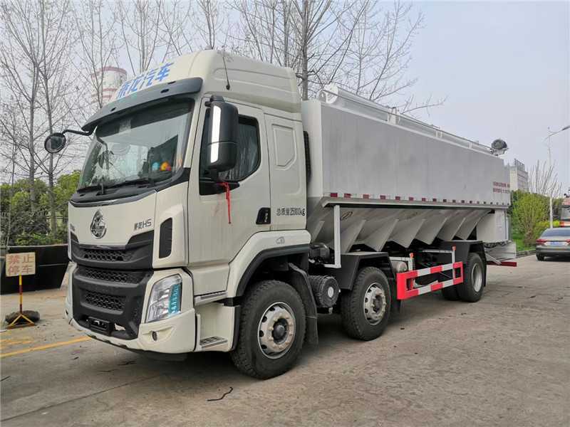 柳汽乘龍小三軸30方飼料運輸車